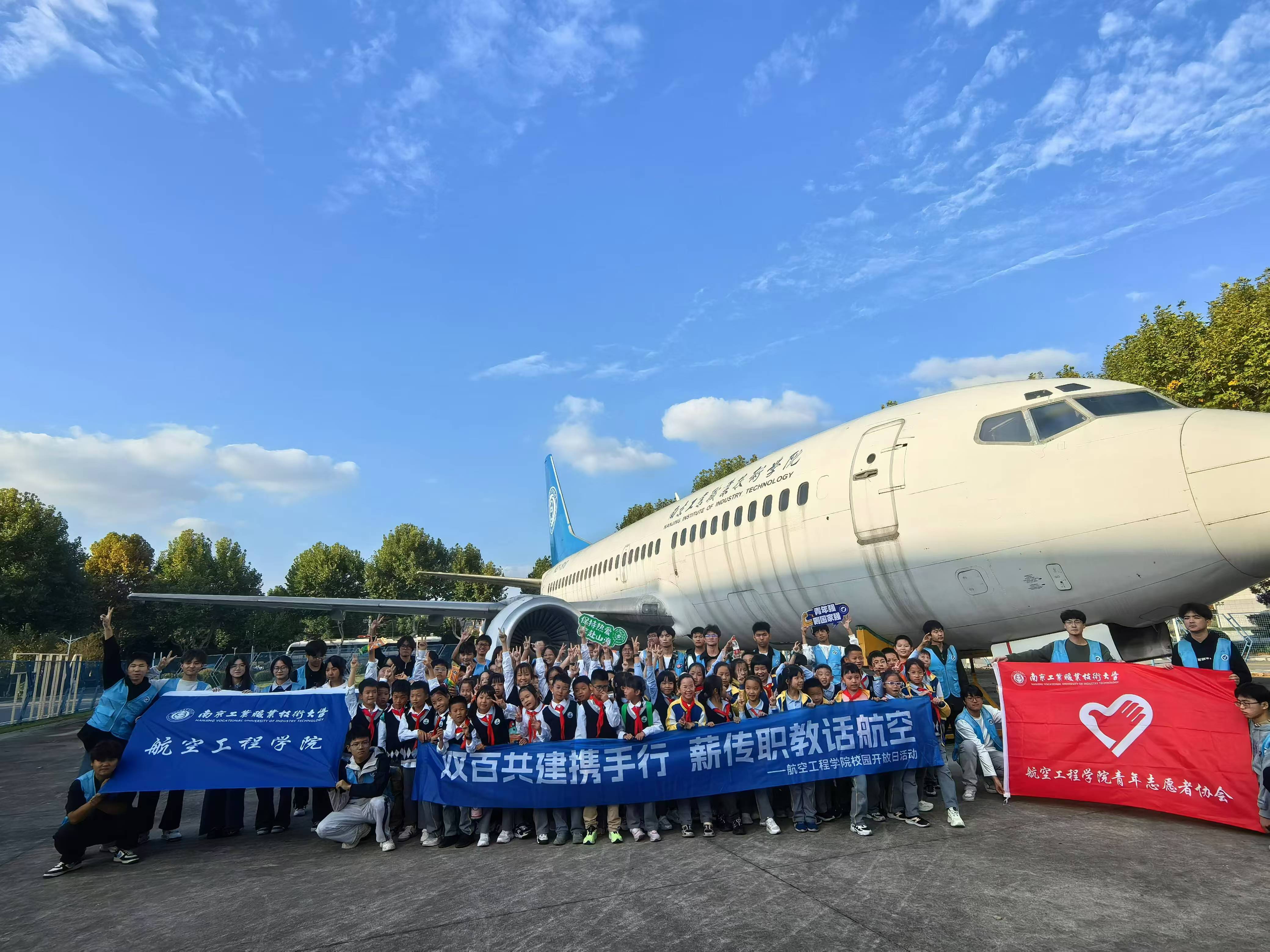 活动合影.jpg 活动合影.jpg