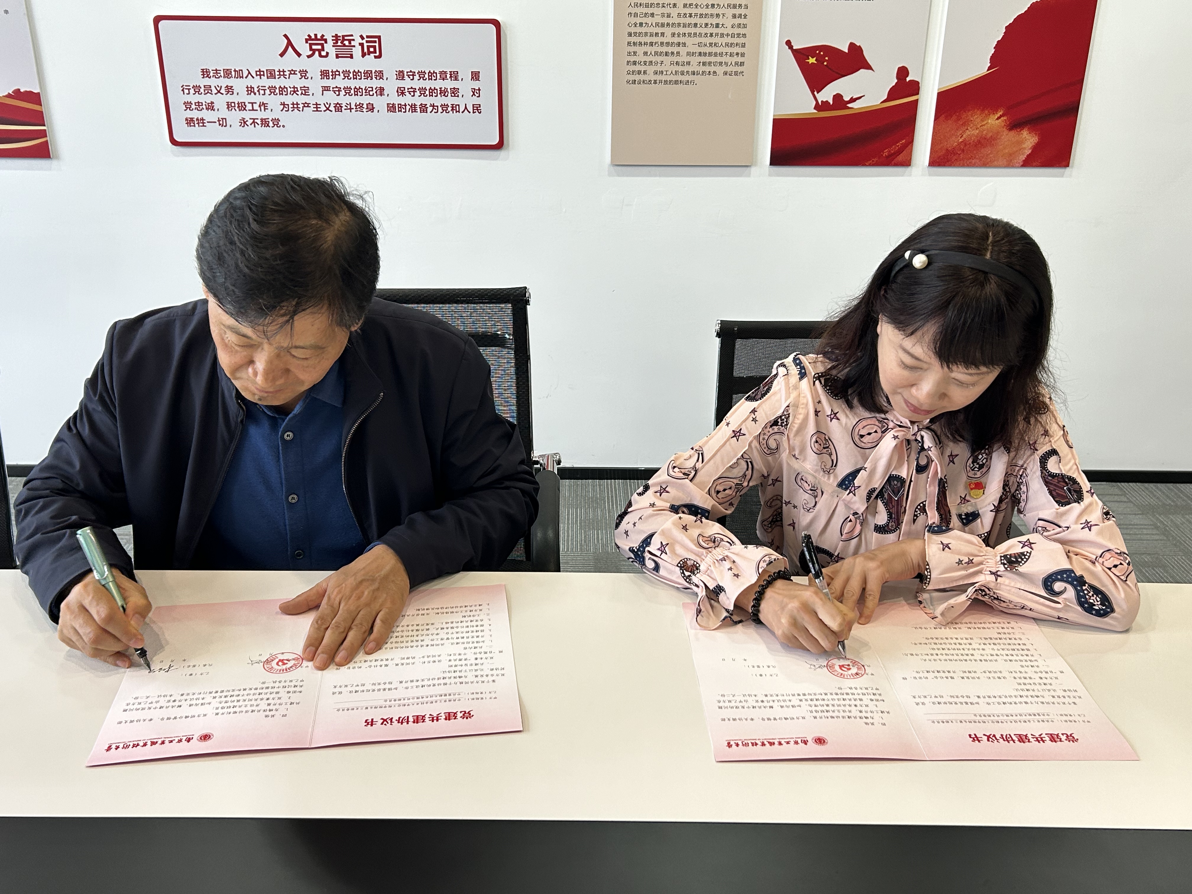 签署共建协议.jpg 签署共建协议.jpg